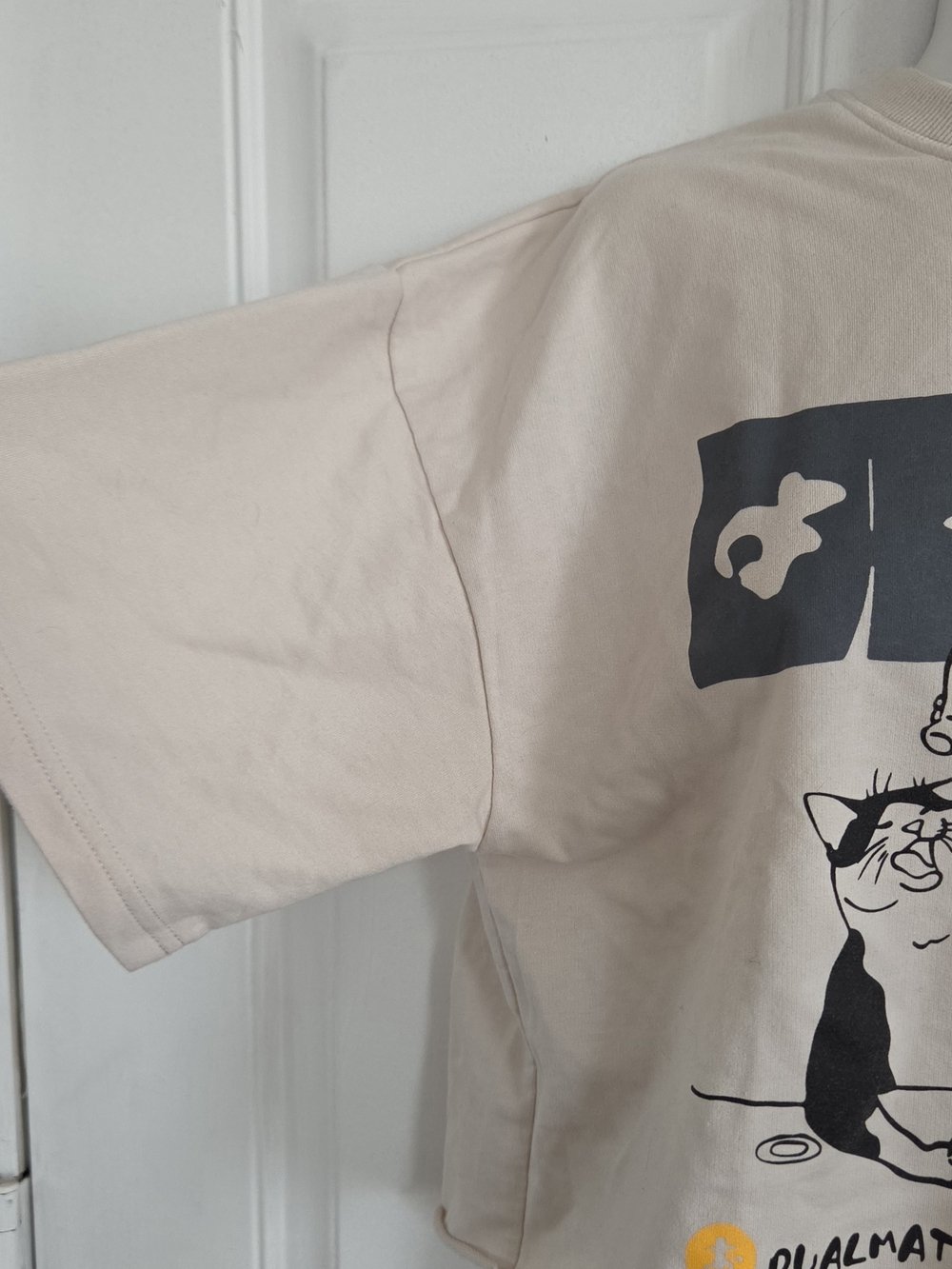 Uniqlo - Beige Cat Graphic Novelty Crop T-Shirt( T161) - Picture 2 of 4